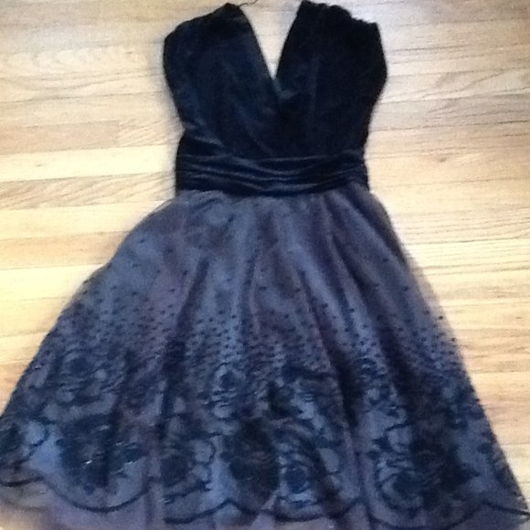 Gorgeous Black Velvet and Tulle Gown - Picture 4 of 7